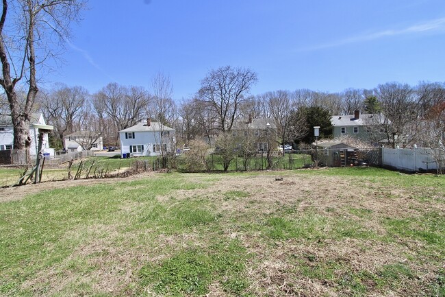 Building Photo - 43 Willow Rd