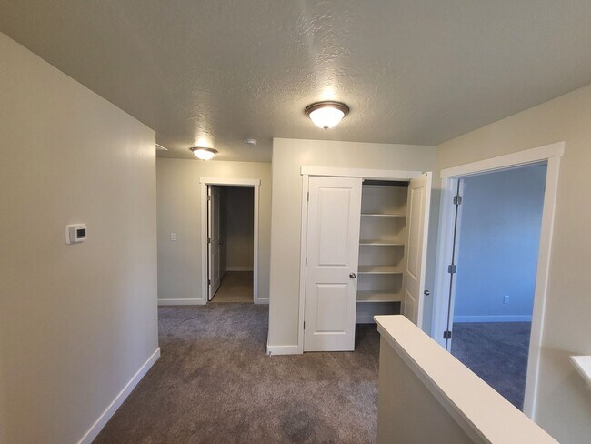 Building Photo - 3 Bedroom Townhome