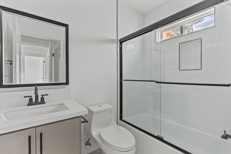 Building Photo - 860 N Hudson Ave