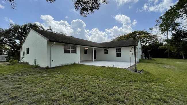 Building Photo - Spacious 3-Bedroom Oasis in Loxahatchee with 2 Full Baths