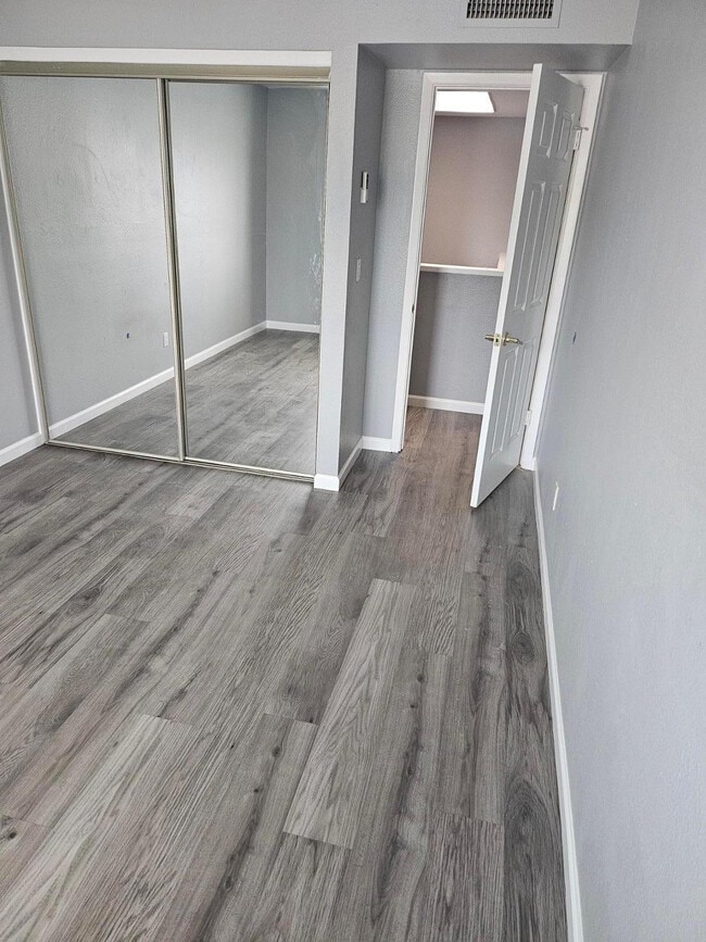 Building Photo - 815 E Grovers Ave