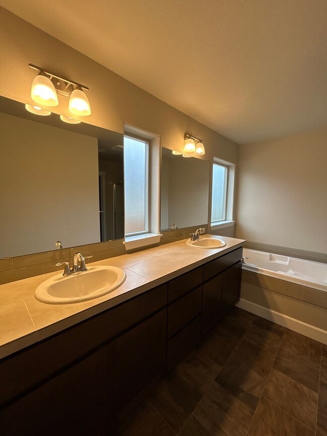 Building Photo - Beautiful 3 Bedroom / 2 Bathroom Home in S...