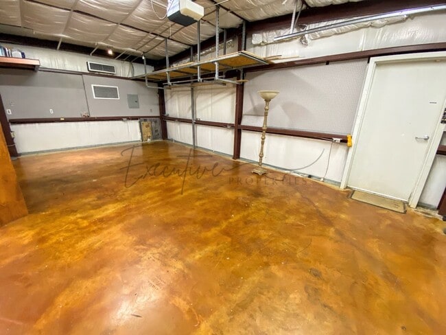 Building Photo - Studio Apartment for Rent – Central AC, Fu...