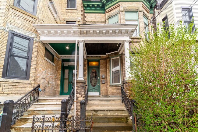 Building Photo - 935 Summit Ave