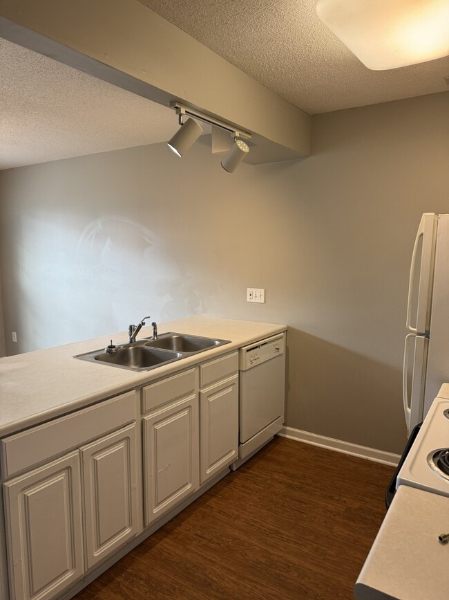 Building Photo - 5602 Thornbriar Ln