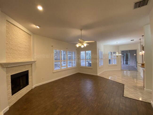 Building Photo - 5614 Craindale Dr