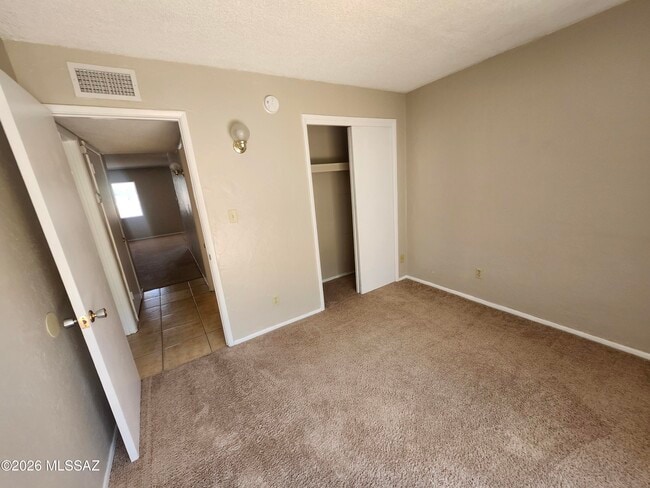Building Photo - 810 S Kolb Rd