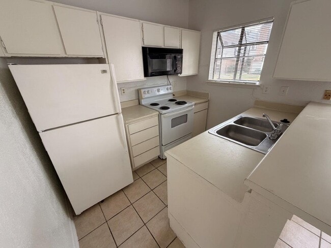 Building Photo - 7901 Cambridge St