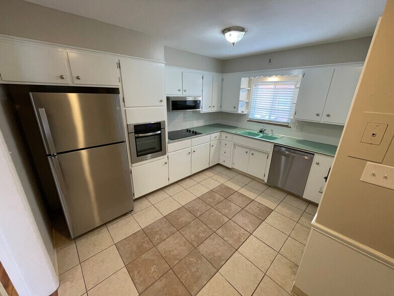 Building Photo - 2844 Chamberlain Rd