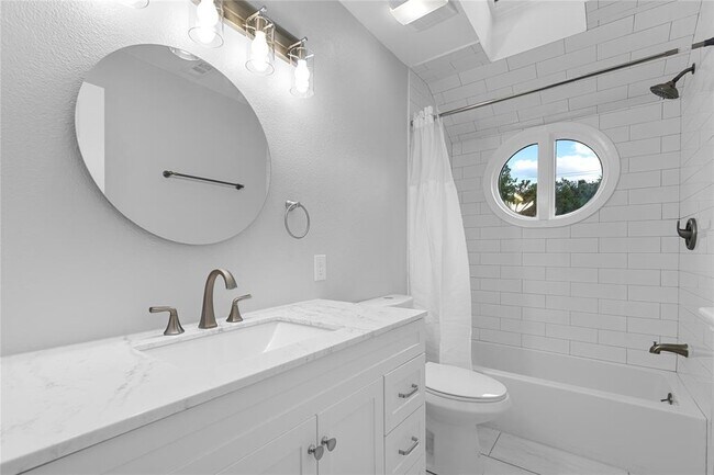 Building Photo - 2101 Mimosa Dr