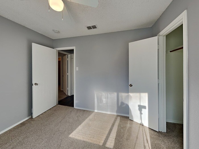 Building Photo - 5717 Heatherglen Terrace