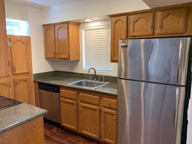 Building Photo - Light and Bright Two Story Townhome!