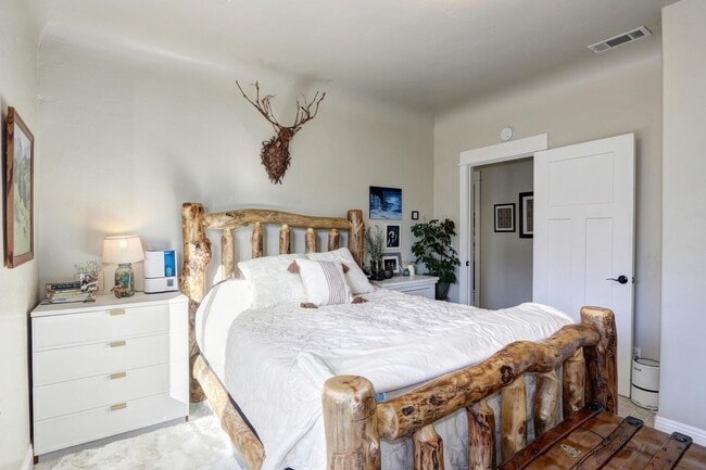 Building Photo - Beautifully Renovated 5 Bedroom Midtown Home