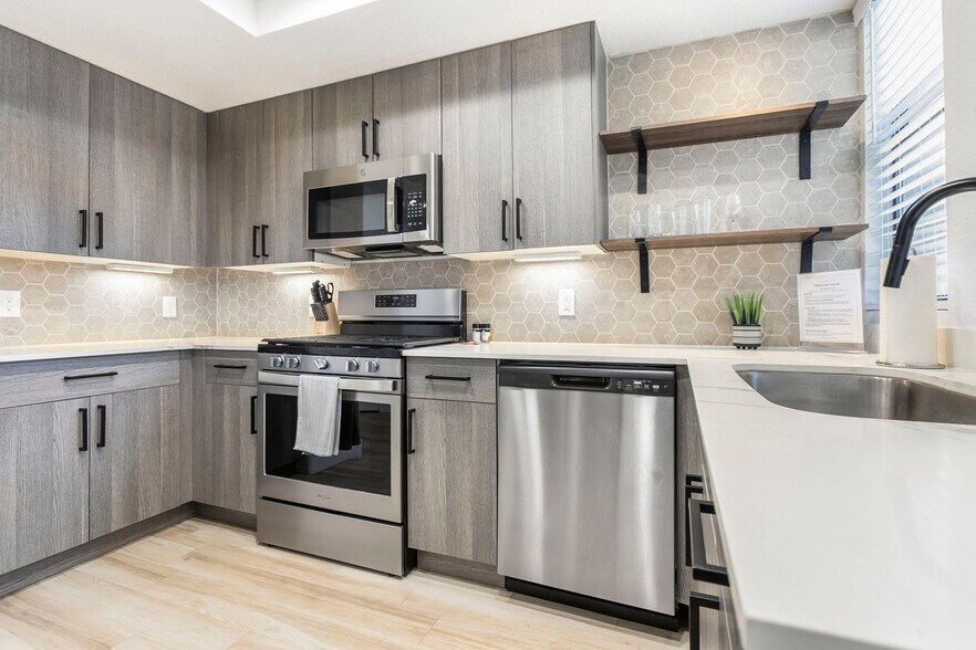 Building Photo - 15608 N 71st St