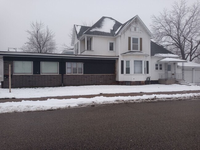 Primary Photo - 1-603 1/2 N Superior Ave