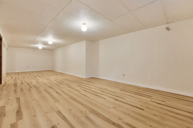 Building Photo - 1625 E 8th St