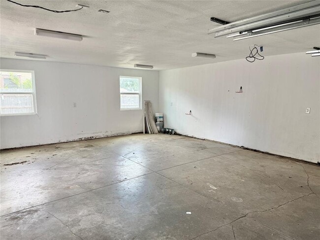 Building Photo - 1401 W 7th St