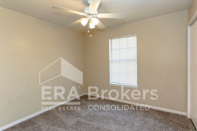 Building Photo - 800 Silver Creek Dr