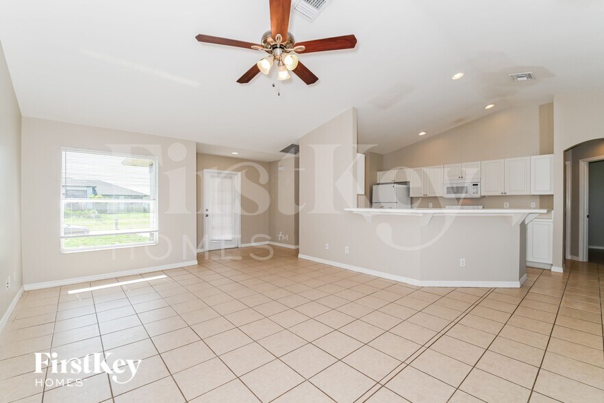 Building Photo - 200 SW 14th Ave