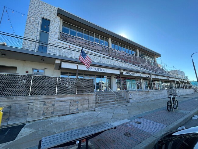 Building Photo - Gorgeous 3 bedroom 1 1/2 bathroom Single F...