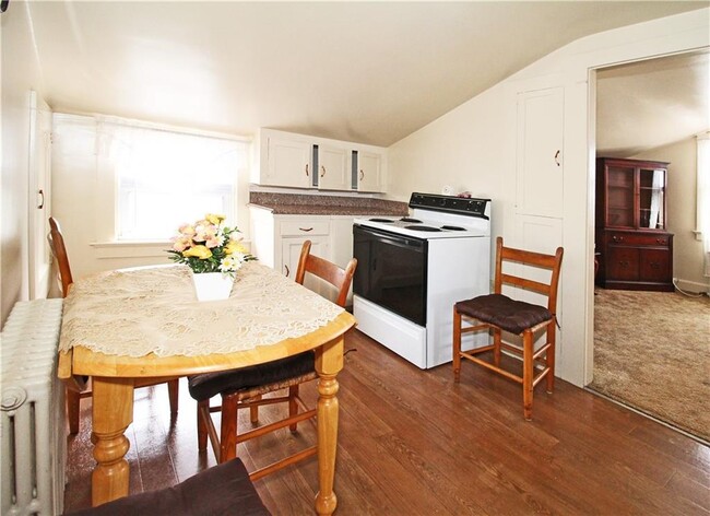 Building Photo - 563 Aquidneck Ave