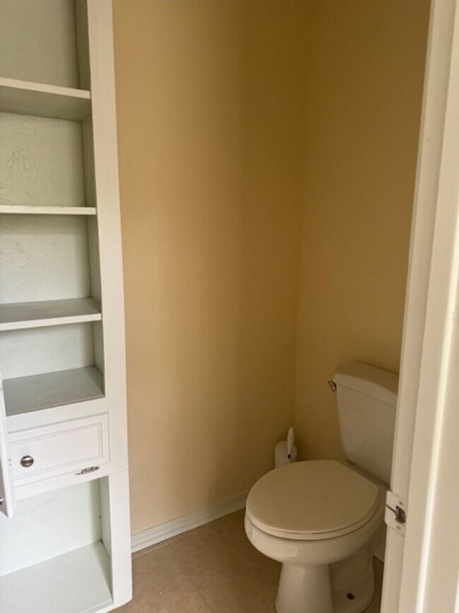 Building Photo - 621-621 Kings Mountain Dr