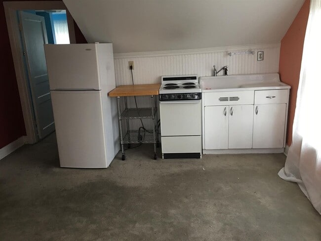 Building Photo - Adorable apt for rent in charming home!