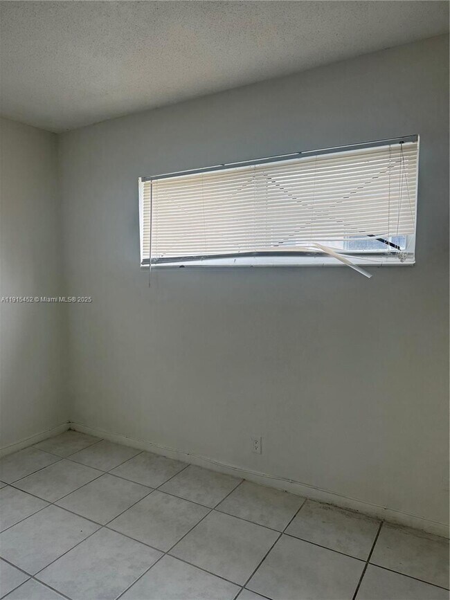 Building Photo - 1060 Crystal Lake Dr