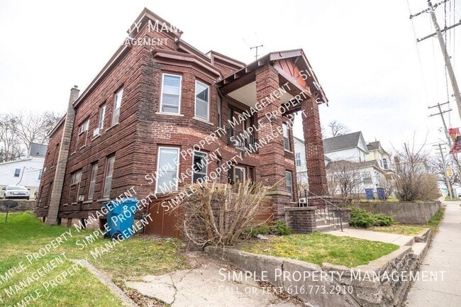 Building Photo - 610 Michigan St NE