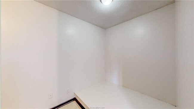 Building Photo - 725 Peppertree Dr