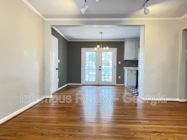 Building Photo - 633 White St