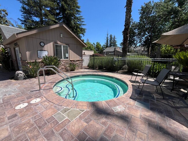 Building Photo - Cozy 1bed 1 bath with in-unit Washer and D...