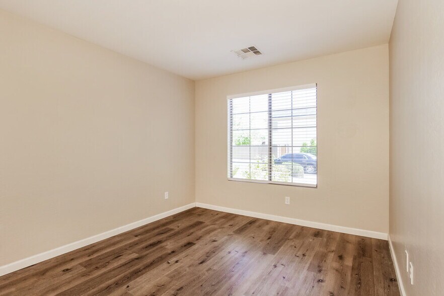 Building Photo - 1044 S 239th Ln