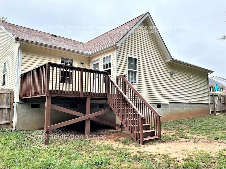 Building Photo - 1105 Kavkaz St