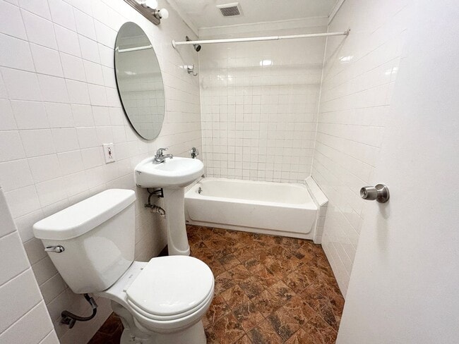 Building Photo - Convenient Location, Eat-in Kitchen, Big Bedrooms, Laundry on a Site, Parking for Rent