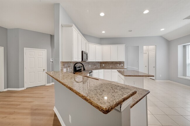 Building Photo - 23719 River Pl Dr