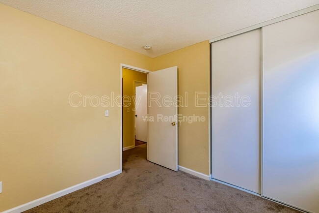 Building Photo - 3724 Gladstone Dr