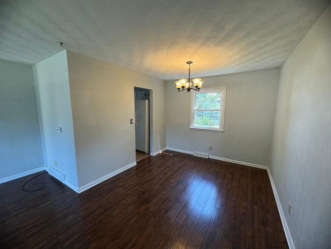 Building Photo - 3 bed 1.5 bath home in Bettendorf!