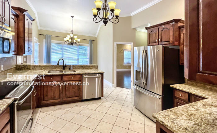 Building Photo - 607 Castle Dr