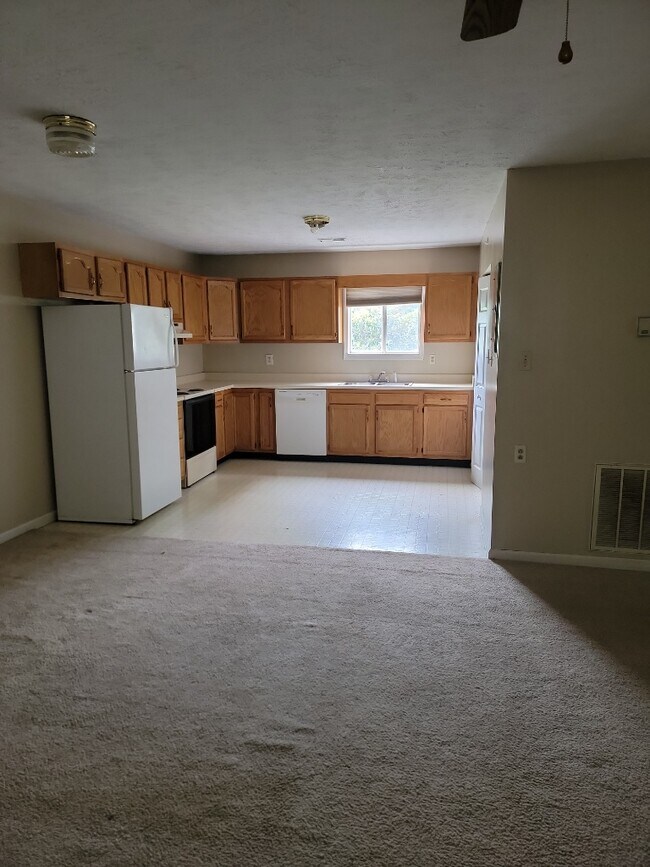 Building Photo - 135 Anzie Way