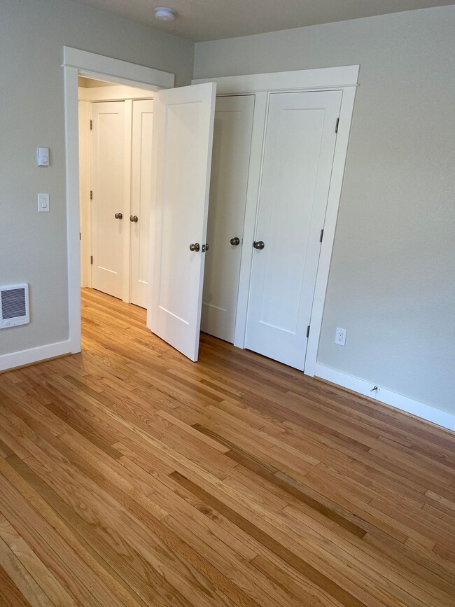 Building Photo - Modern Vintage Alberta Arts  1250sqft 1BR-...