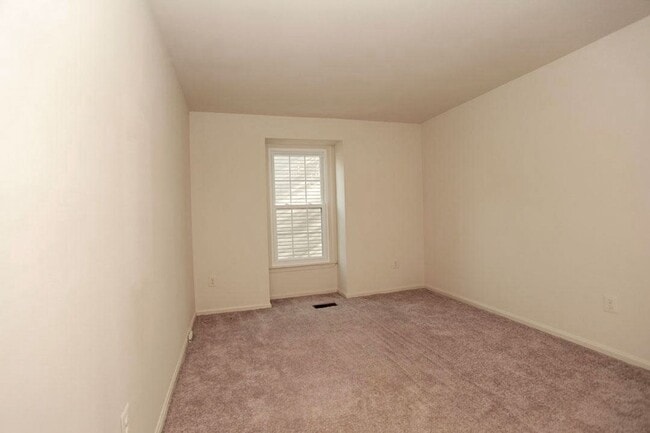 Building Photo - Fantastic 3br End-Unit Town Home in highly sought Silver Spring Neighborhood - Ready mid-June
