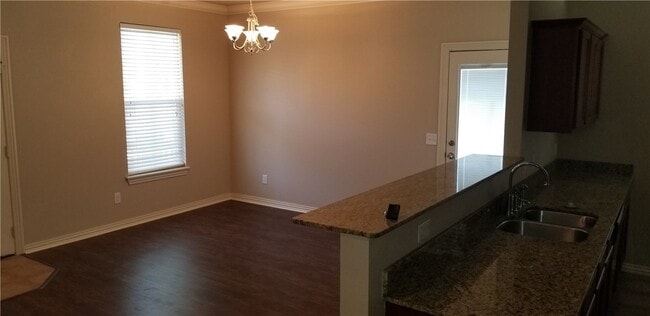 Building Photo - 631 N Longfellow Ln