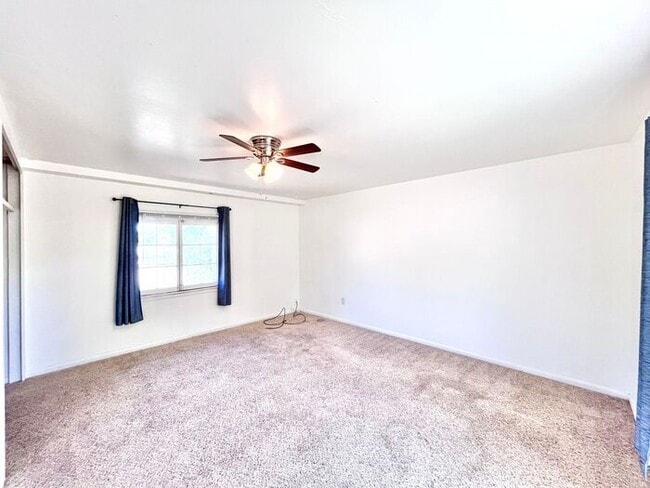 Building Photo - Very Large 1 Bed/1 BA in a Mountainside Re...