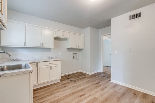 Building Photo - Newly Renovated 3 Bedroom Home