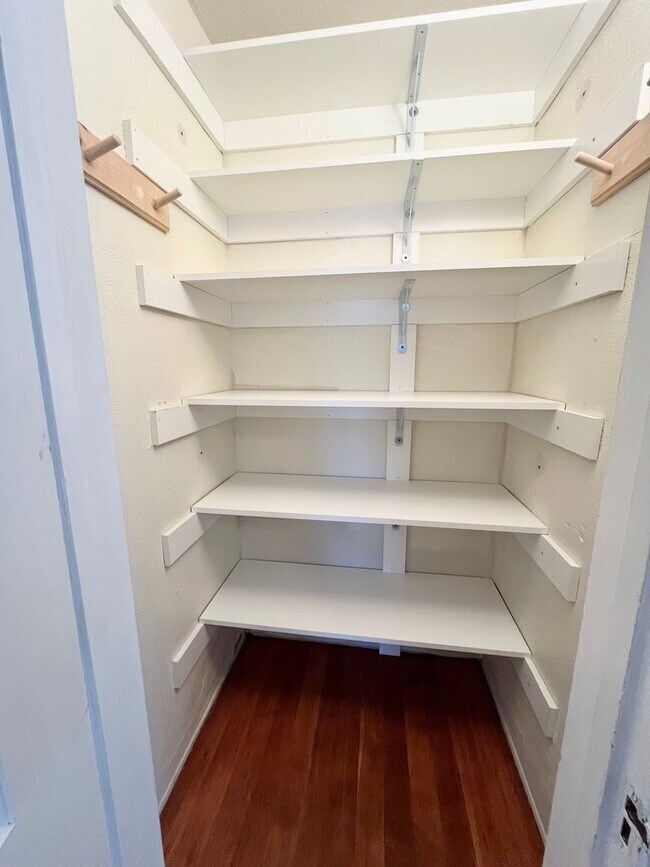 Building Photo - MOVE IN READY!! 2 BEDROOM 1 BATH W/OFFICES