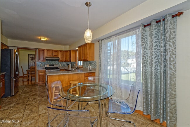 Building Photo - 5 Shamrock Cir