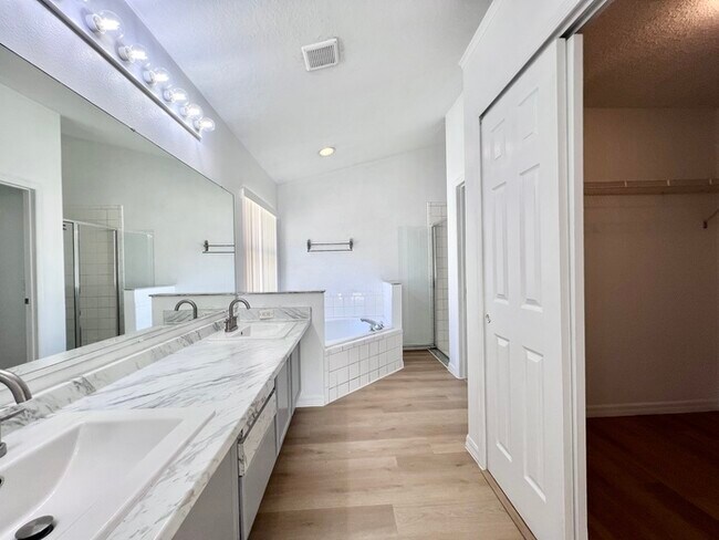 Building Photo - Beautifully Updated 3 bedroom 2 bath home ...
