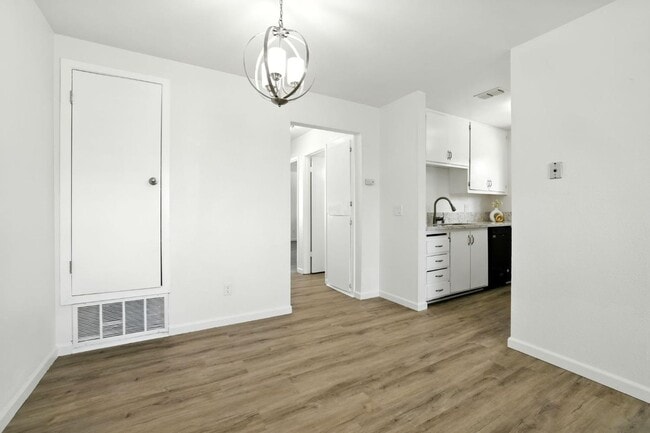 Building Photo - Gorgeous 2 Bed Condo in Foothill Farms