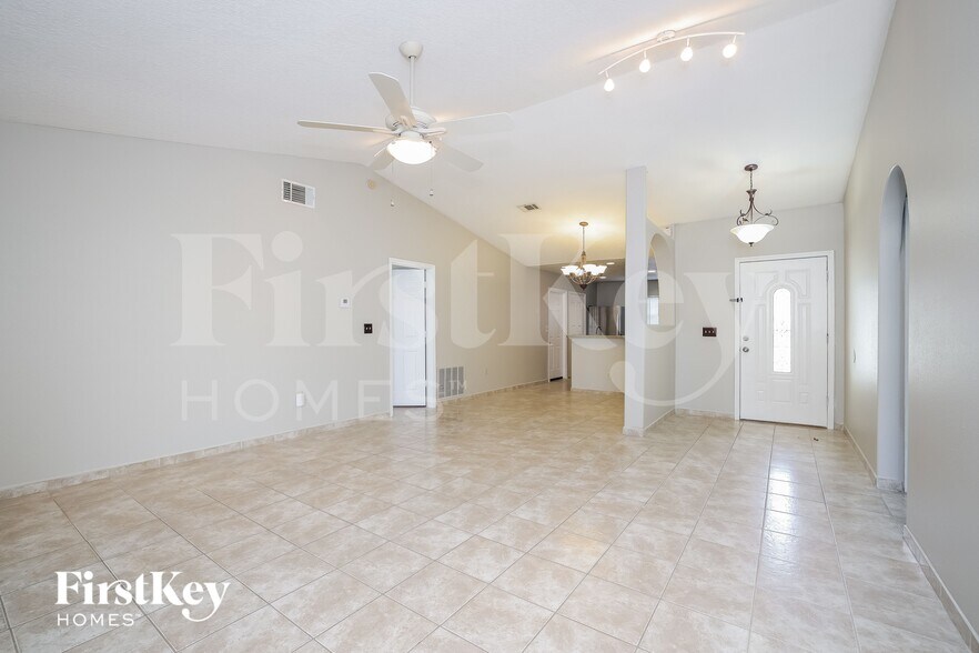 Building Photo - 585 Koala Dr